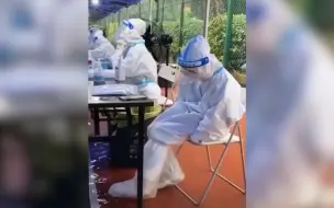 Descargar video: 可爱瞬间！广州核酸检测突逢暴雨 白衣天使用无处安放的脚脚划水