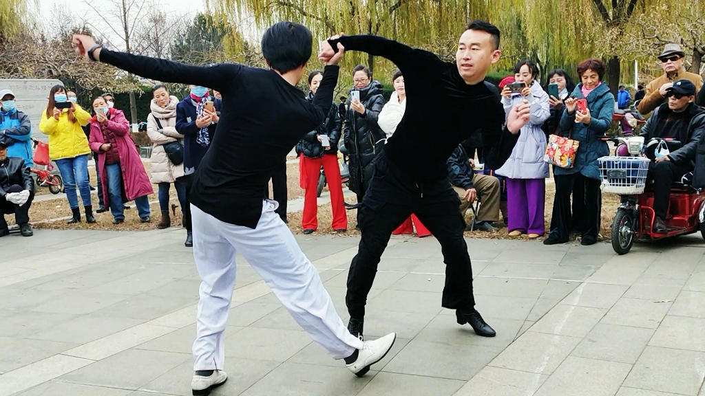 两个男人跳舞图片