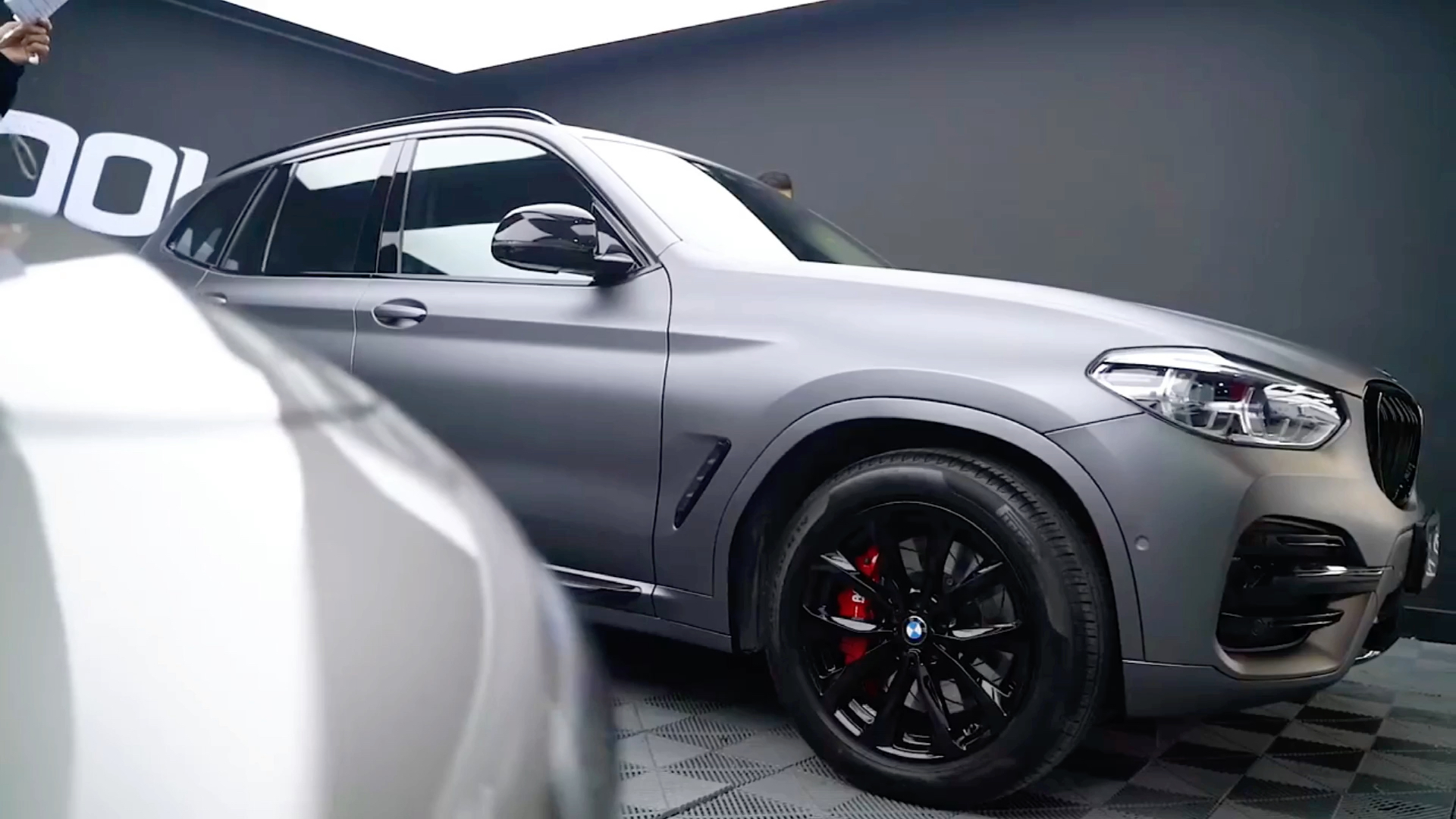 宝马x5帅气车身改色贴膜,漆面amg山灰改色效果,整体质感不错