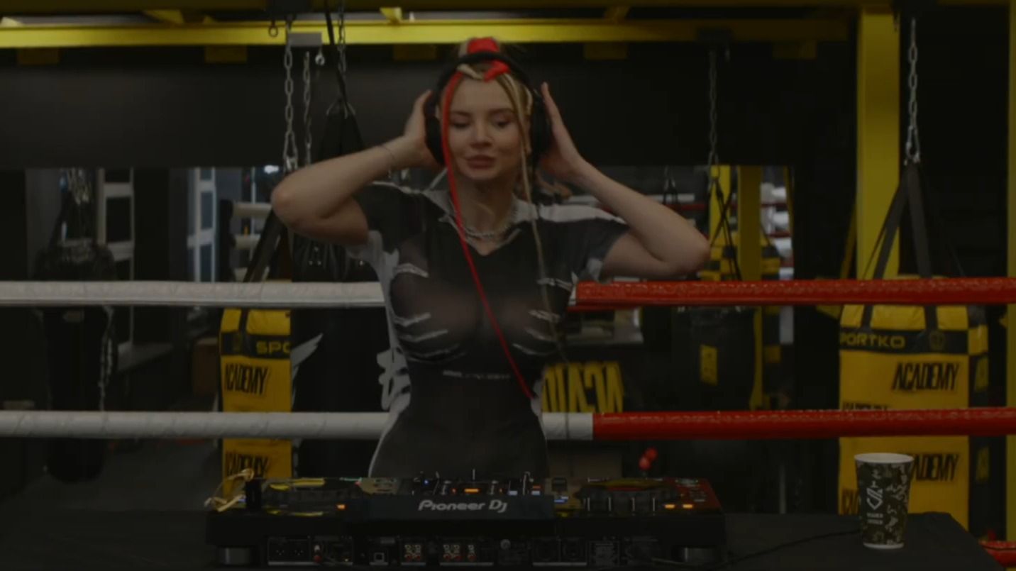 DJ Lauraloove — Melodic Techno for Intense Group Workout