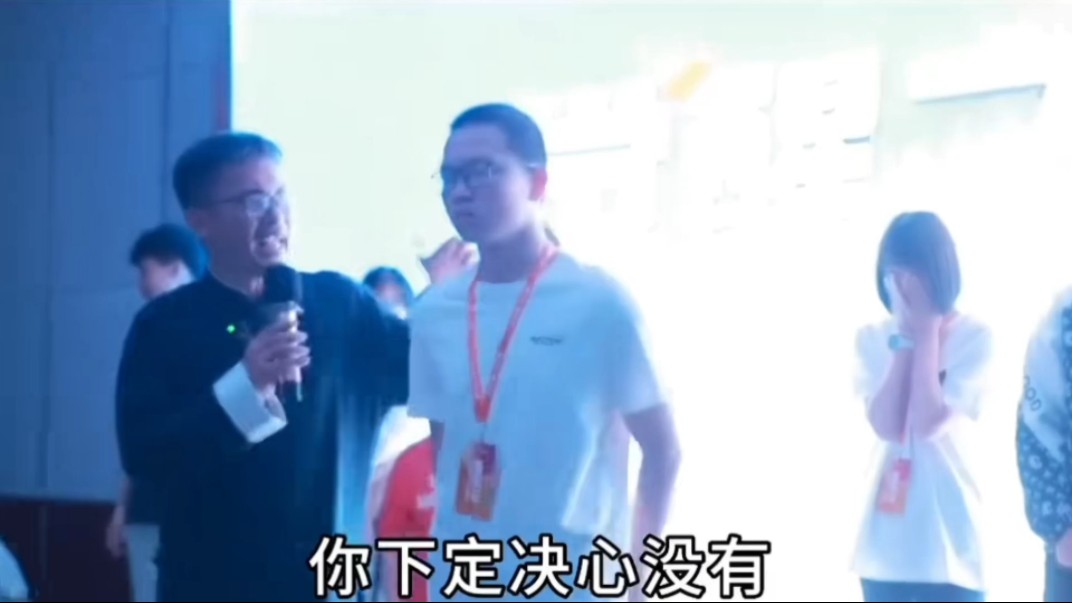 男孩只是双手举过头顶……