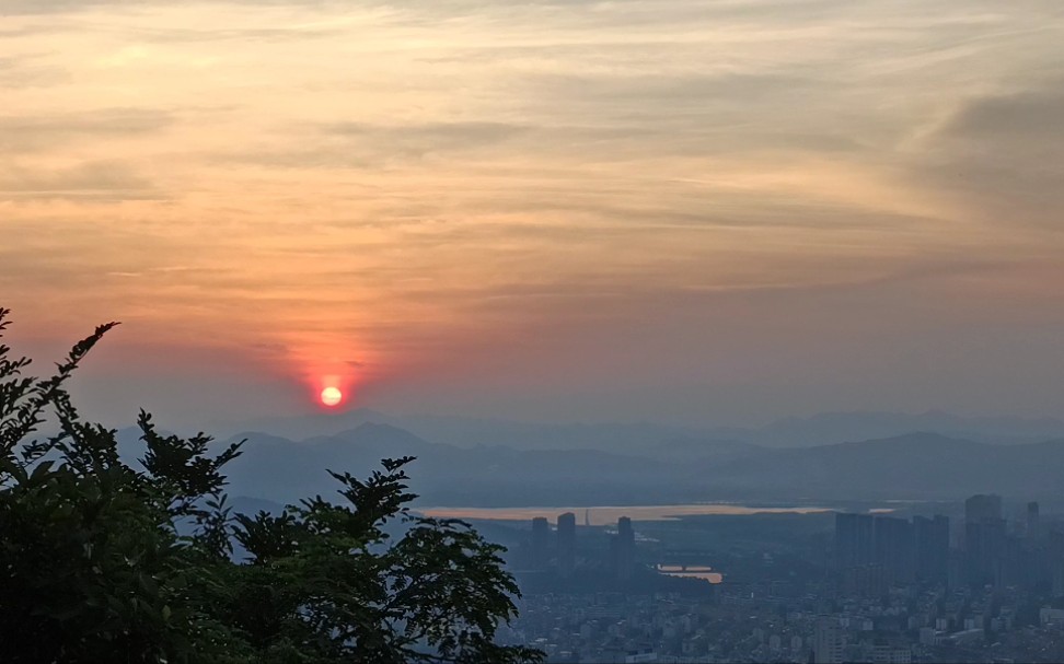 太阳从山上升起图片图片