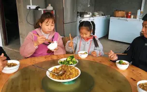 Скачать видео: 小聪和月月打扫卫生，桃子姐做一盘肉沫土豆，咸香可口，真美味