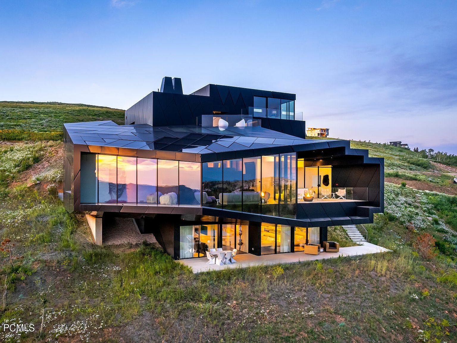 在犹他州伊登的一座造型前卫的现代豪宅|8465 e copper crest rd