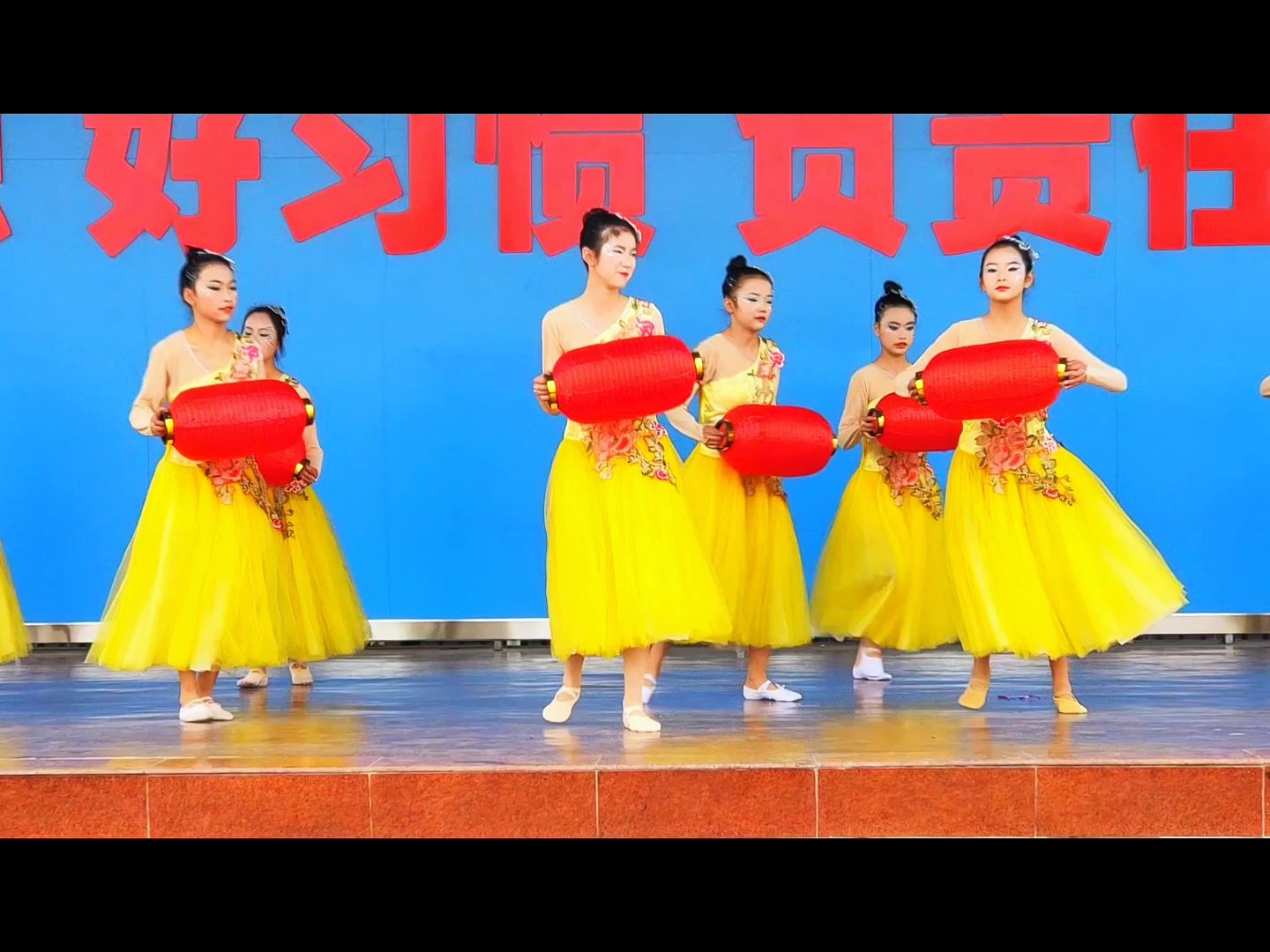 马畅初中舞蹈《盛世欢歌》艺术节展演