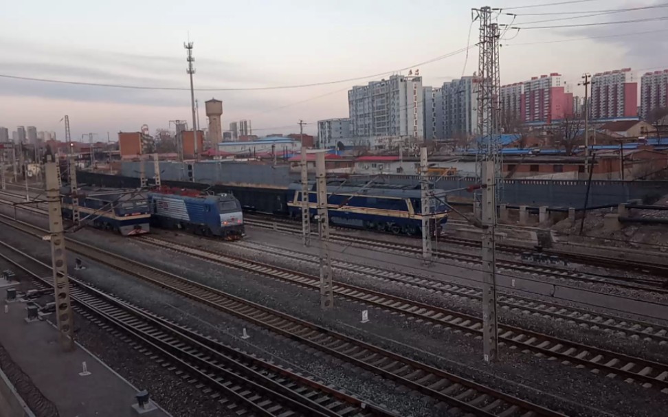 京局唐段某df8b内燃机车牵引敞车上行大列驶入唐山北站