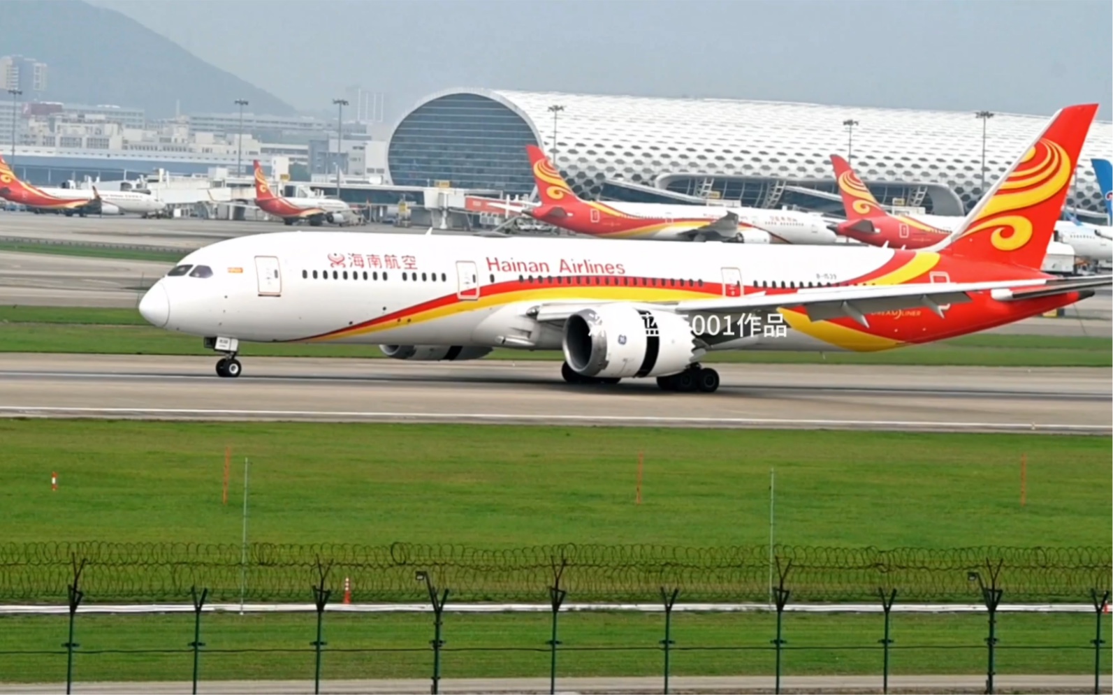 海航787在深圳机场二跑34头缓缓降落.