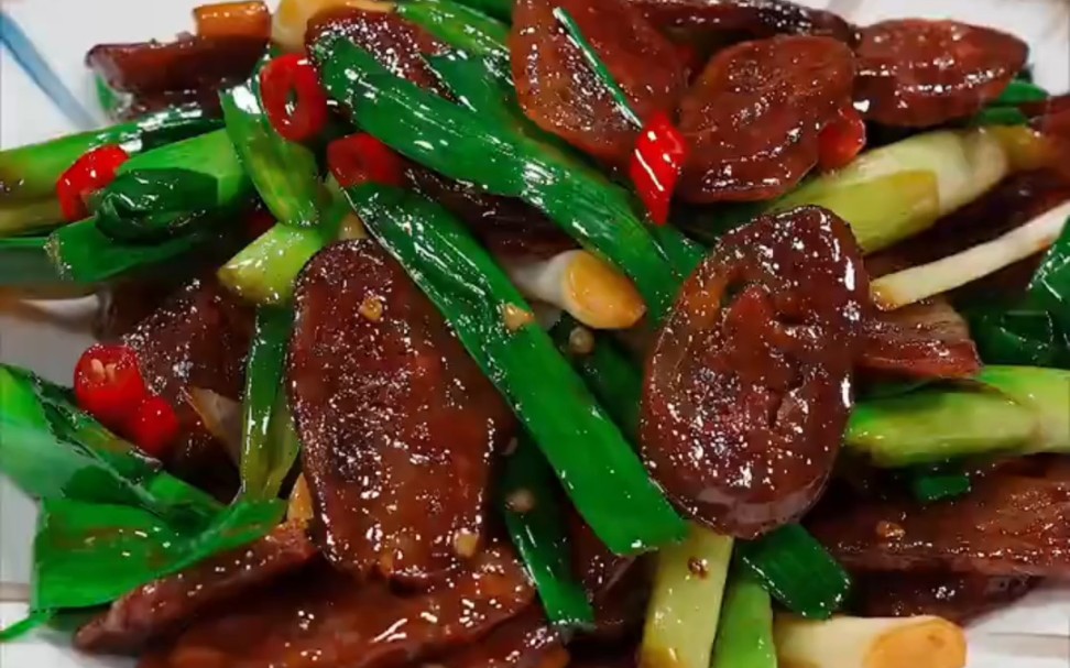 大蒜炒香肠这样做