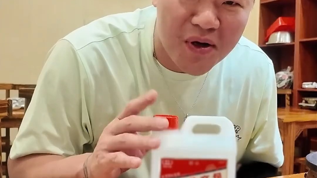 朱芳雨在广西南宁吃牛生