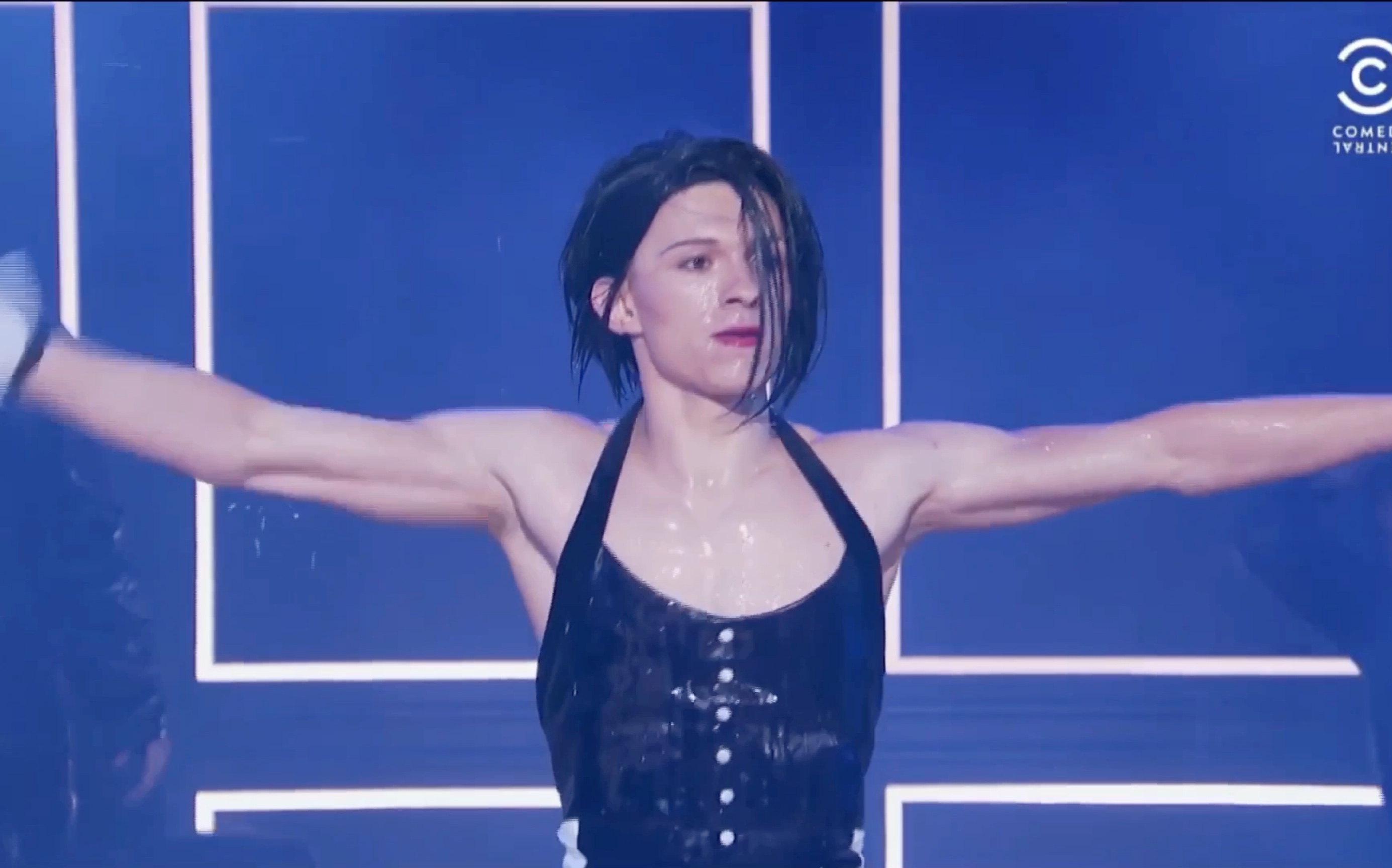 荷兰弟女装大佬名场面,恭喜你发现宝藏视频