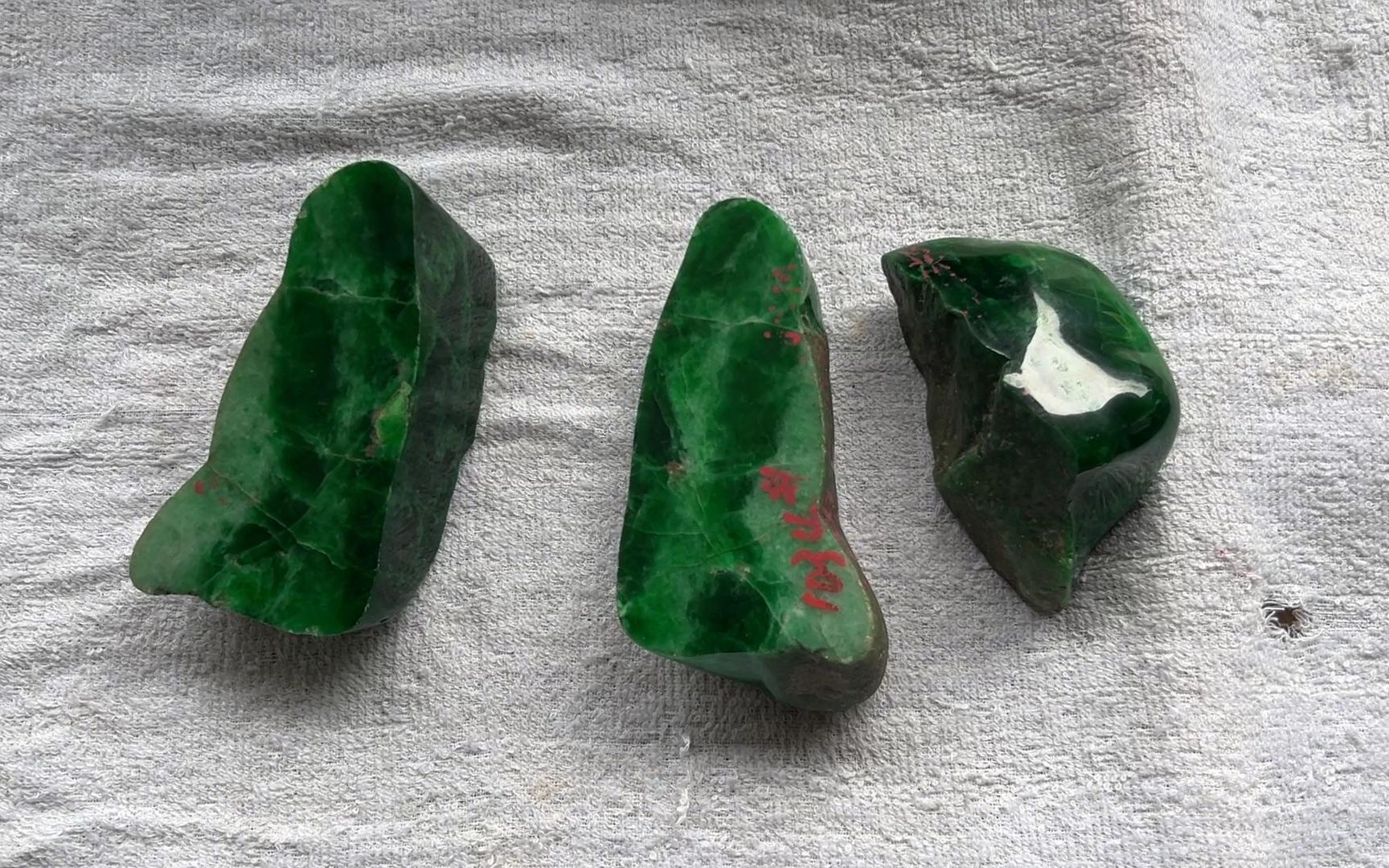 莎草江汀漫晚潮,翠华香扑水光遥.