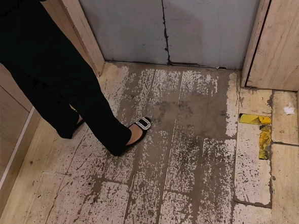 女同事的鞋子为什么放在门口?