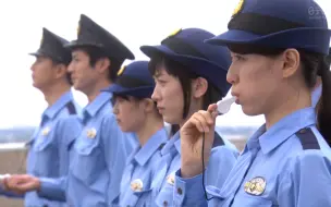 Video herunterladen: 女子警察的逆袭的三大名场面