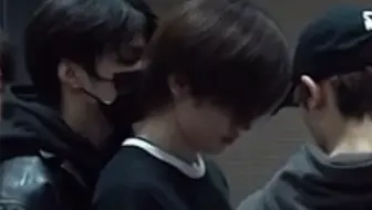 【文轩】伸着头又闻又亲，吸亚轩好上瘾～耀文还总忍不住上手…摸来摸去的……