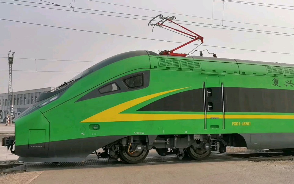 鼓形动集cr200j-8201自轮通过铁科院院内南侧道口