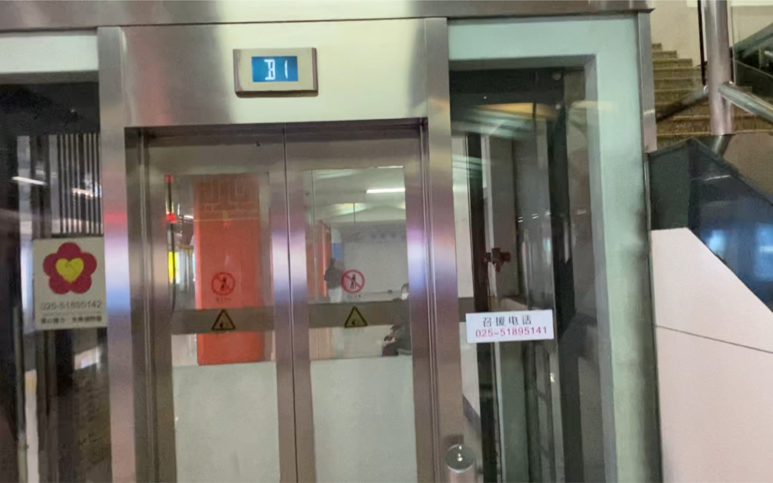 南京地铁电梯图片