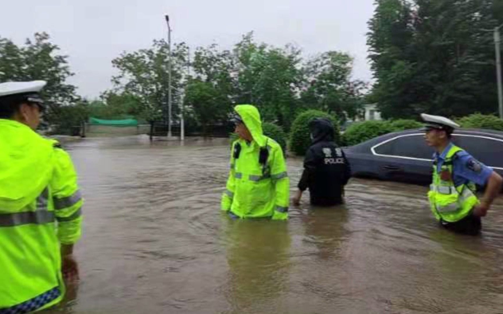 [图]直击郑州暴雨袭城：他们是这座城市的守护者