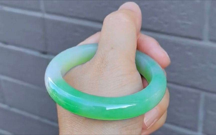 甜甜的果绿翡翠手镯套装,让你偶遇18岁的心动.