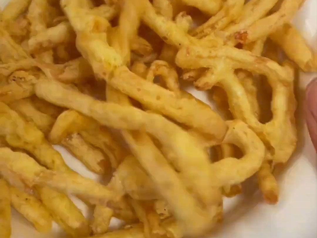 超好吃的香炸鱿鱼丝,越吃越香,每一条都很有嚼劲,外酥里嫩,追剧解馋下