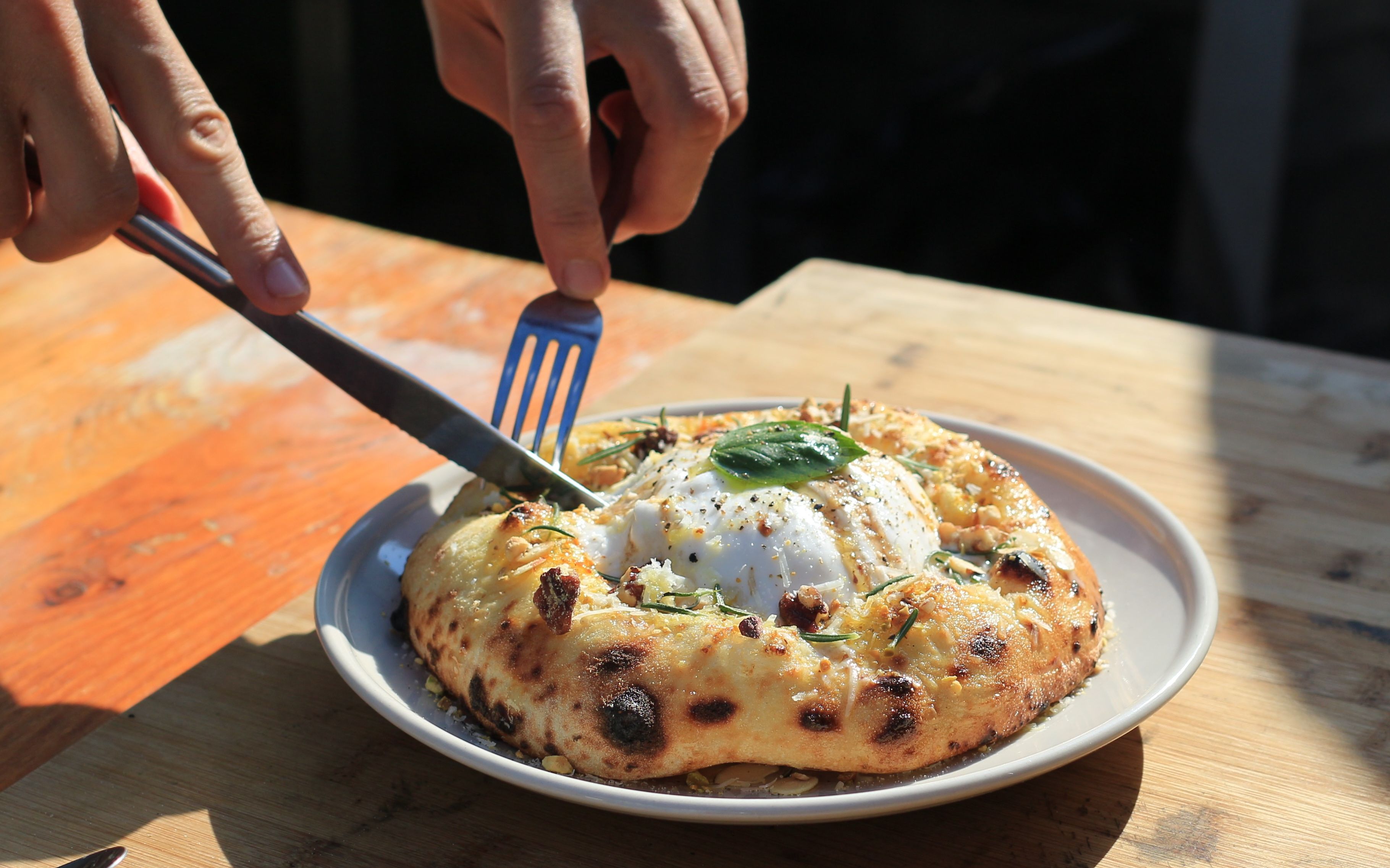 [图]自製布拉塔起司佐披薩 Homemade burrata ft. pizza