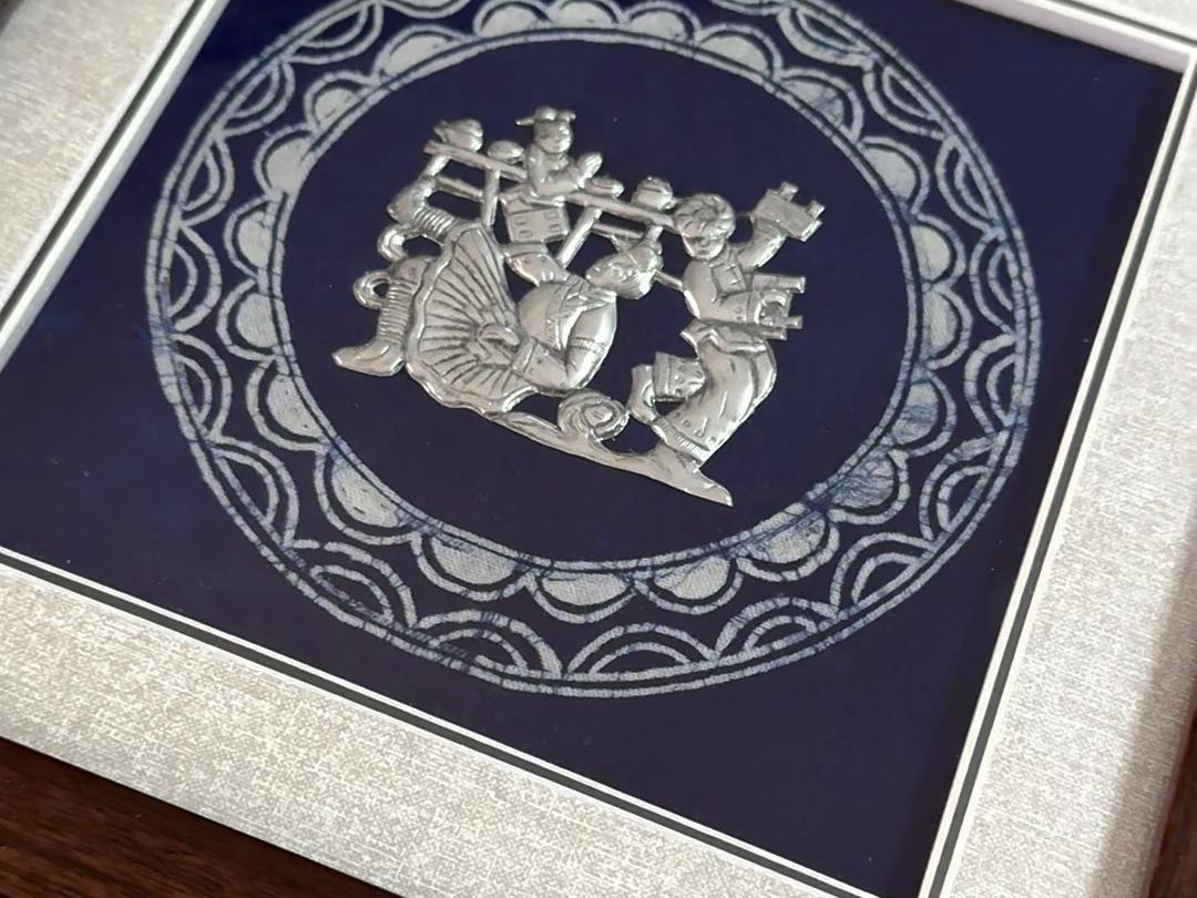 苗族蜡染中经常出现圆形或圆形局部等图案和线条,如太阳,月亮,星辰