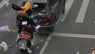 三个人全部躺地上了，死了还全责，这不是一般的人