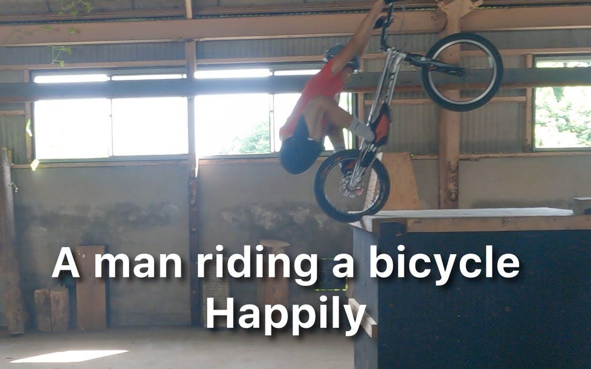 [图]A_man_riding_a_bicycle_Happily!!!