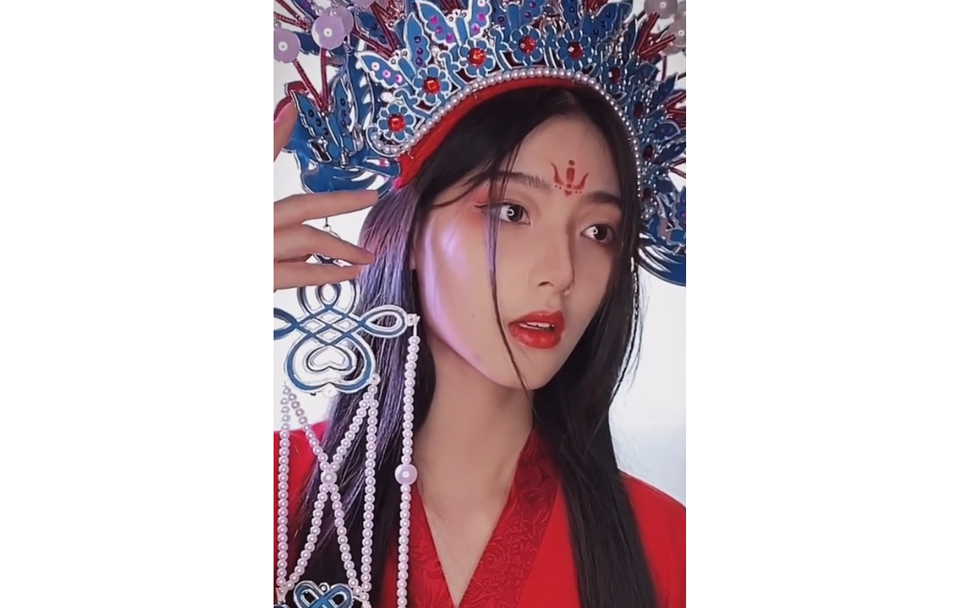 这个东西吧,买了不拍就挺可惜,真的不是我想拍.画中人仿妆