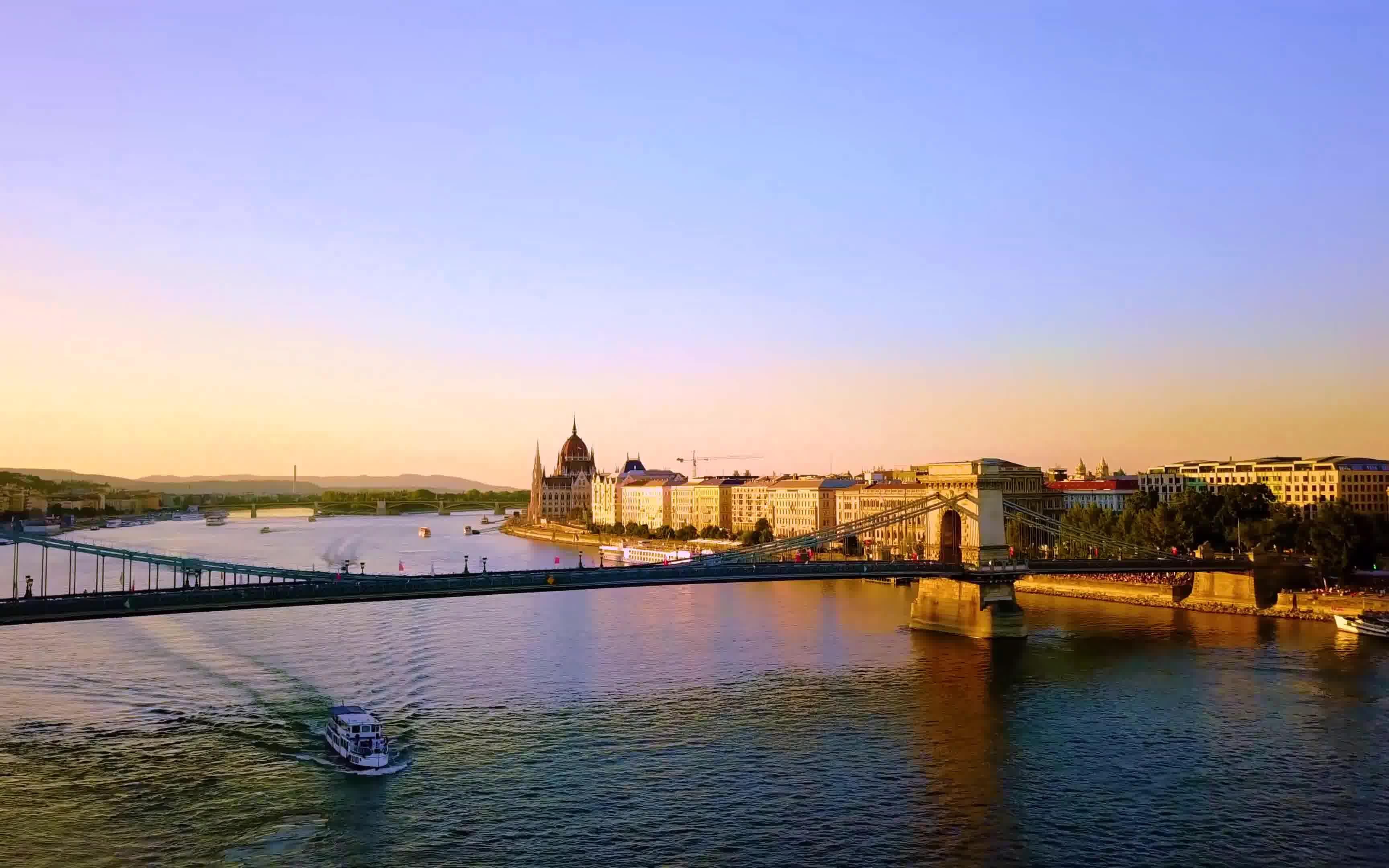 [图]多瑙河畔金色的布达佩斯《A Golden Hour by the Danube River in Budapest 4K》