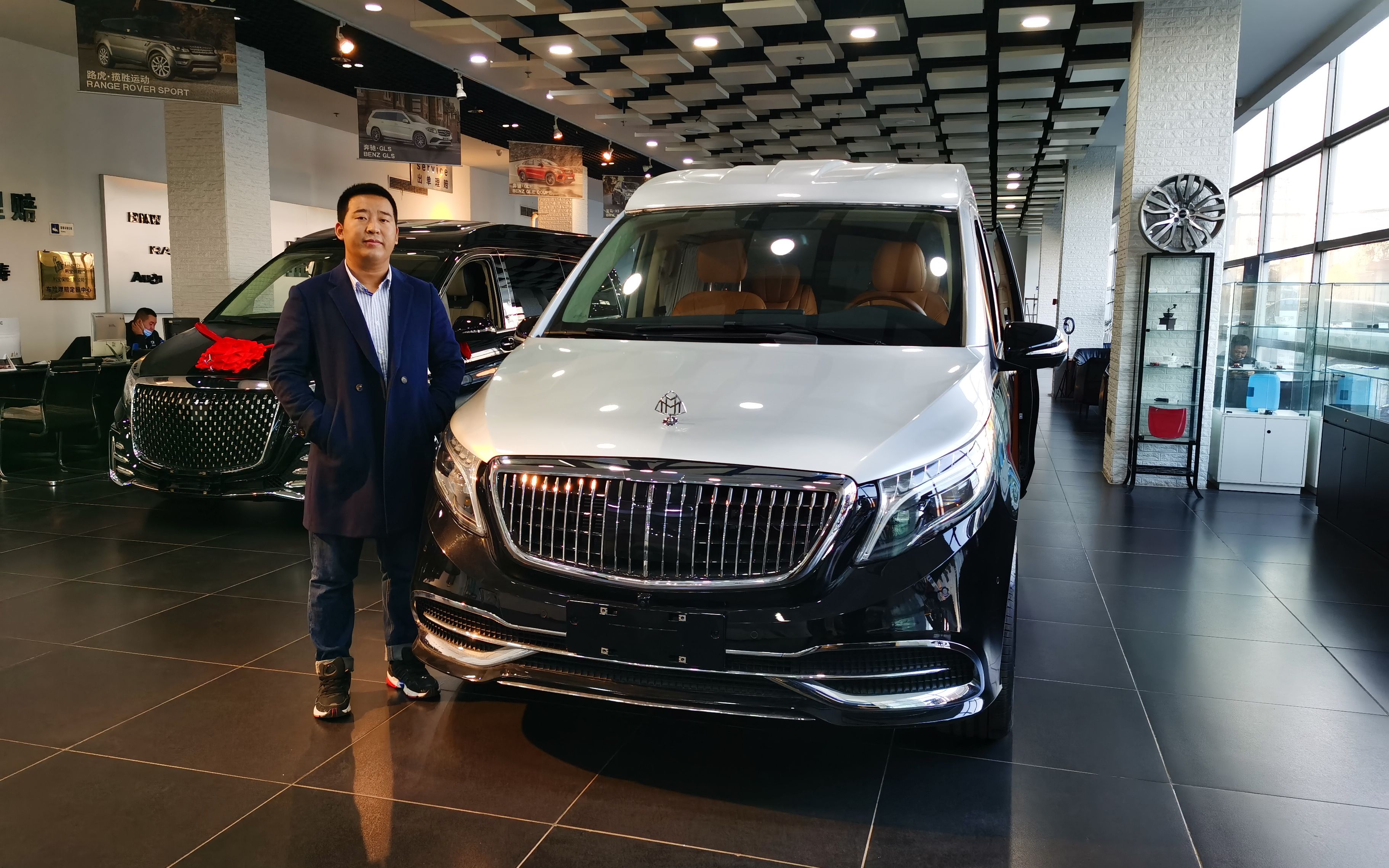 百万级豪华商务车,限量银黑双拼高顶奔驰v260l,气场远超埃尔法