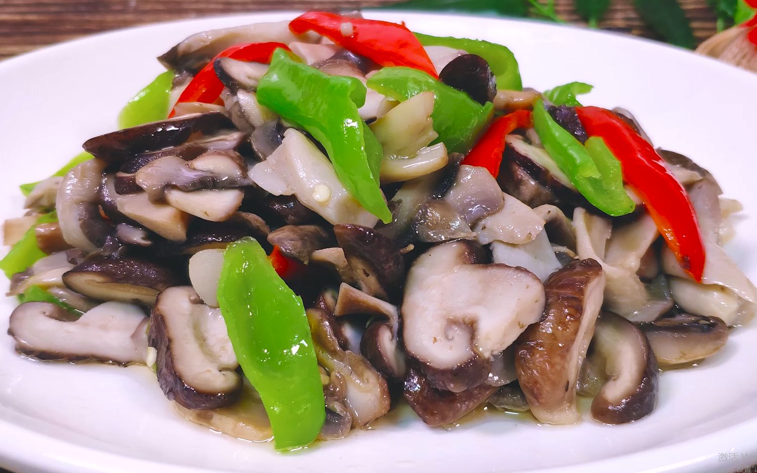 炒蘑菇时千万不能直接下锅炒多加这一步蘑菇鲜嫩比肉还好吃