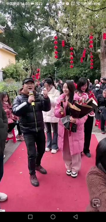 献花对唱入佳境 青年阿冷齐欢庆 卡壳阿味进步快 和音