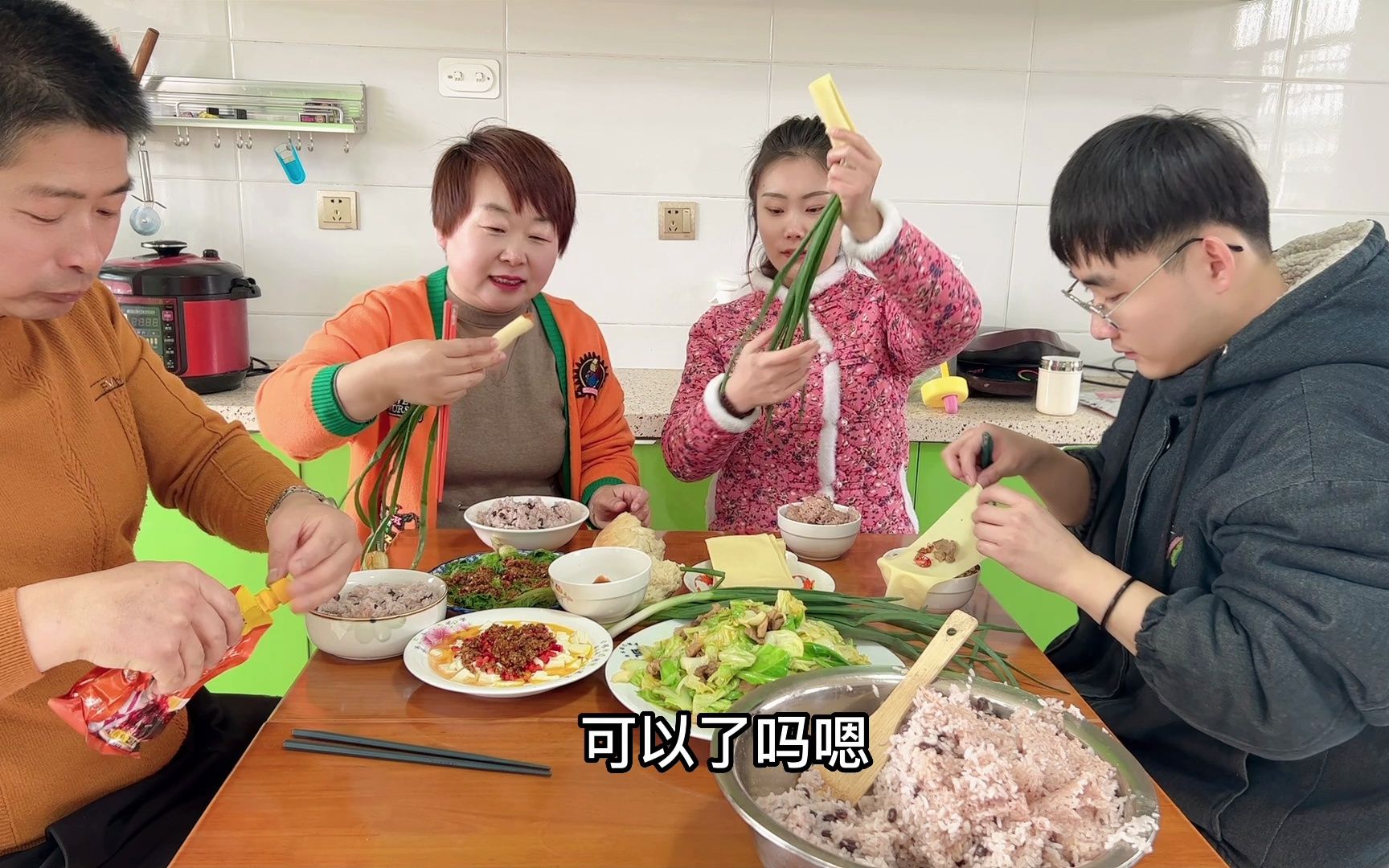 儿媳妇帮婆婆做大锅饭,爆炒大头菜放点肉,豆皮卷葱蘸酱吃真香哔哩哔哩bilibili