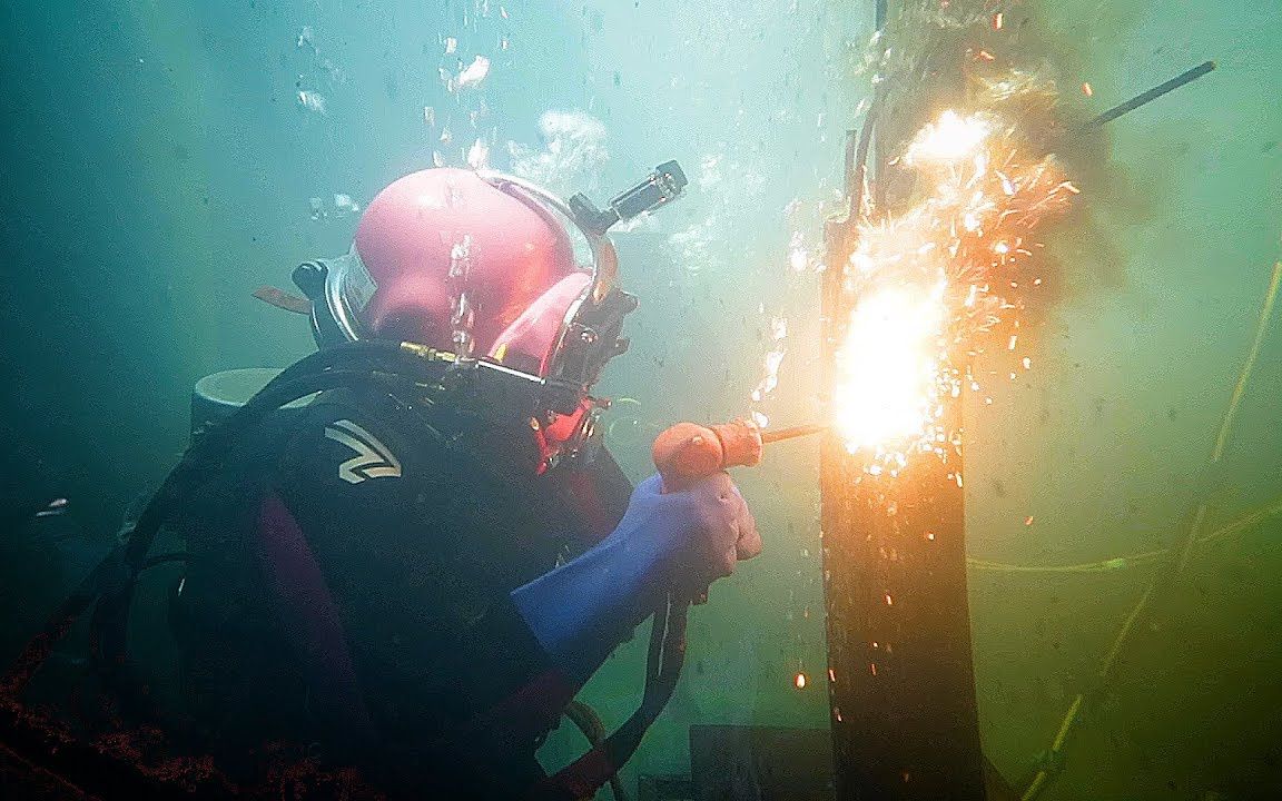 不可思议的水下焊接,冰冷的海水不会影响吗?能操作的都是狠人