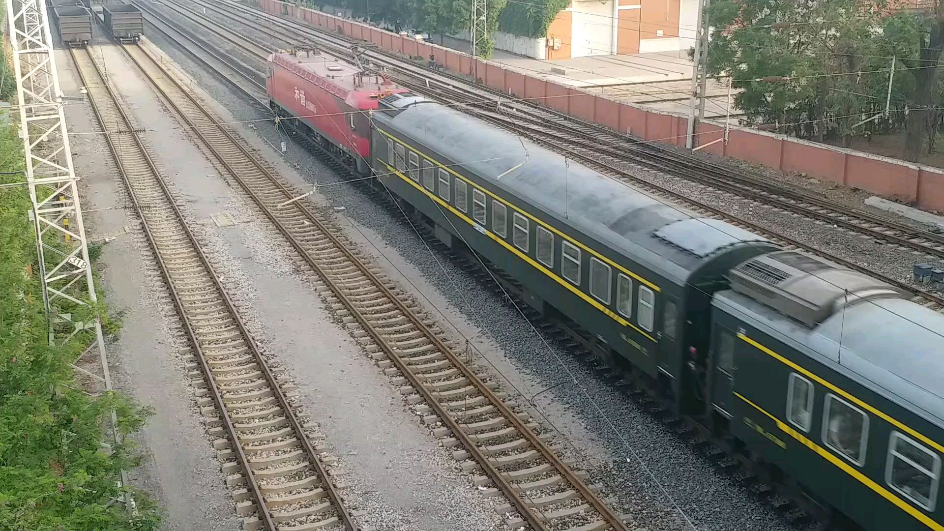 铁路摄影通化青岛北的k972次通过天津站4号楼