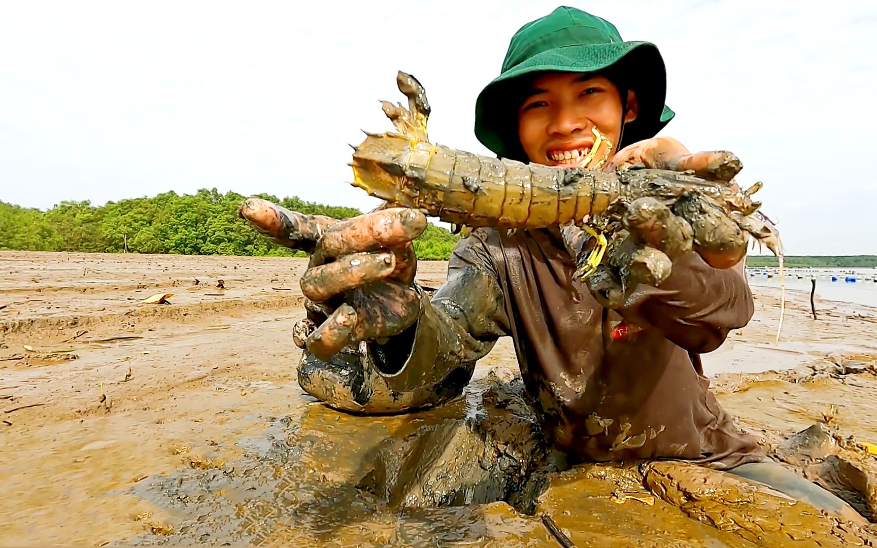 连通的泥洞中,渔民一脚踩入,只为抓20厘米长的皮皮虾!