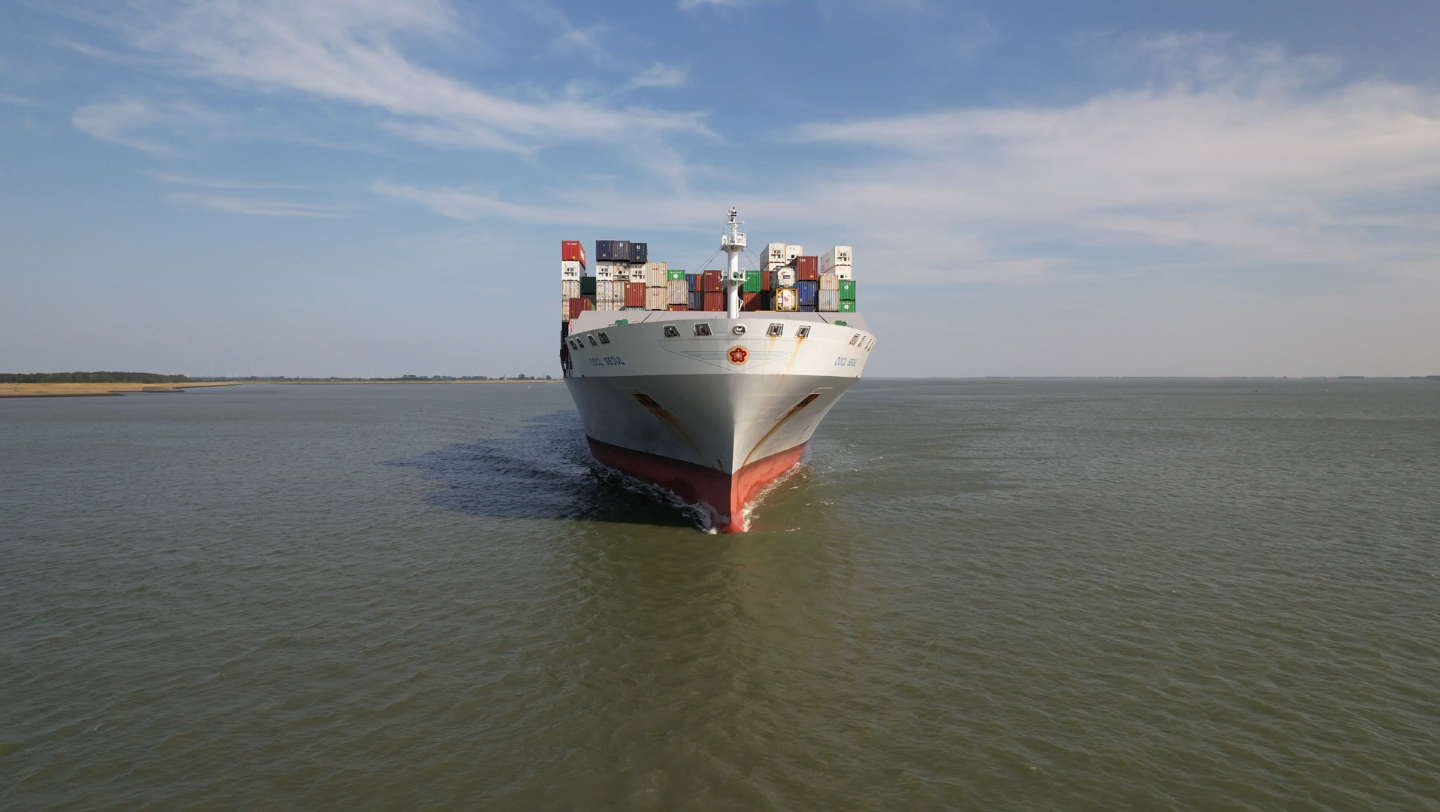 东方首尔号集装箱船抵达安特卫普港 - oocl seoul 8063 teus vessel