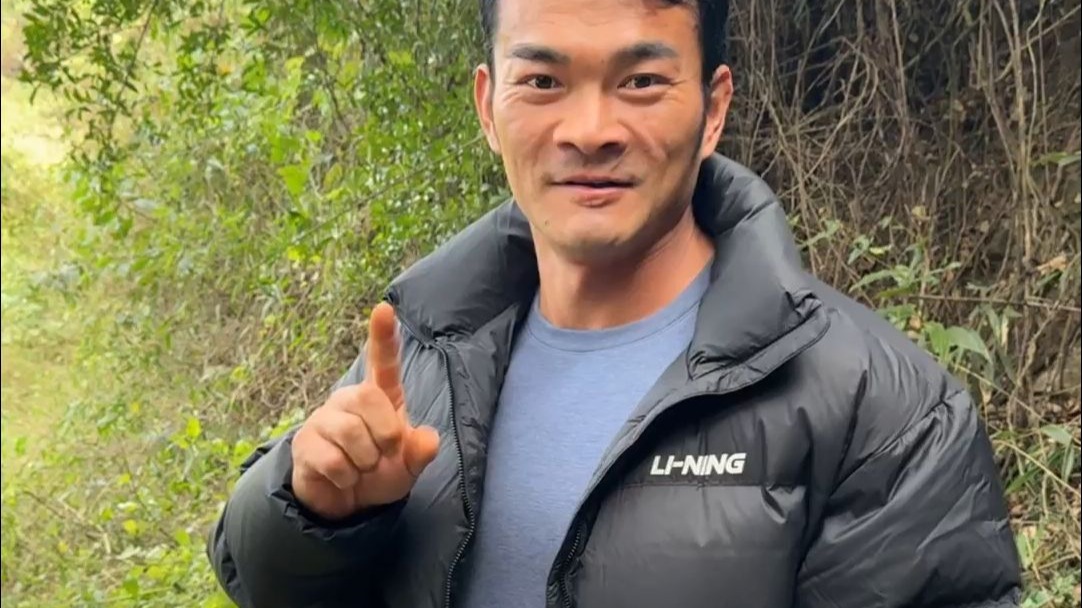 挑战1小时荒野求生!目标很明确:不挨饿,不挨咬😂-李维刚的日常-李维刚的日常-哔哩哔哩视频