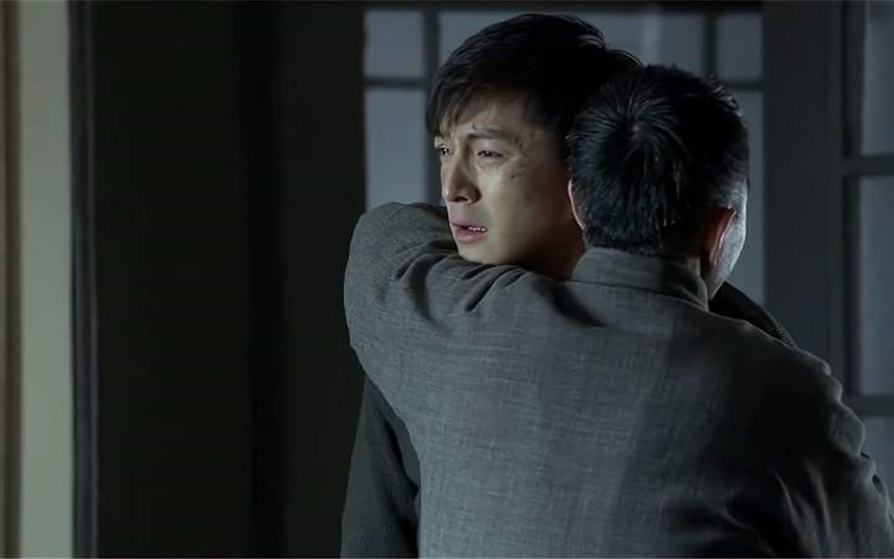 明台终于和亲生父亲相认,父子相拥,明台哭成小孩!