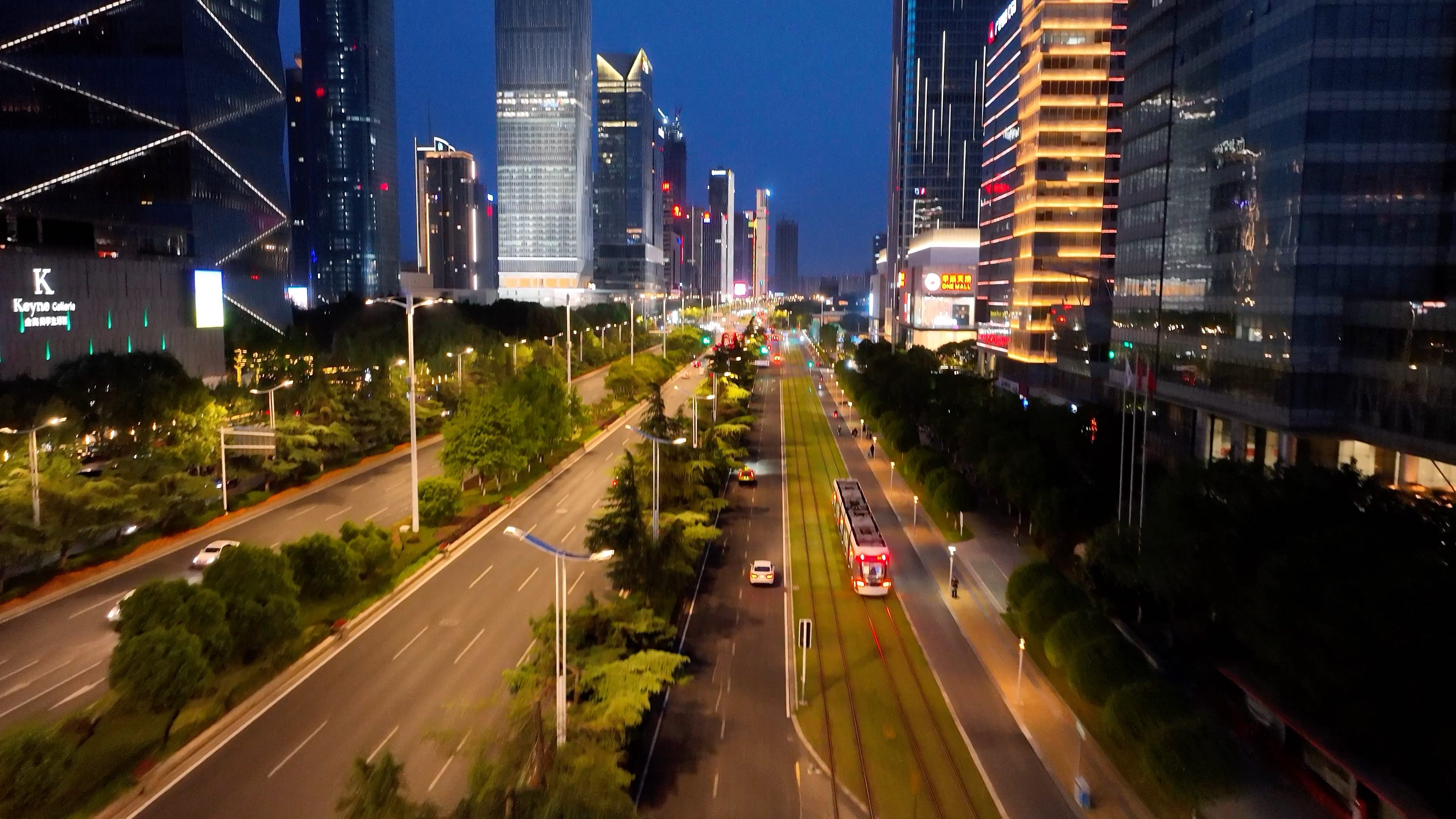 永远相信南京轨道交通的审美,跟它穿越天空之境和高楼林立的河西cbd