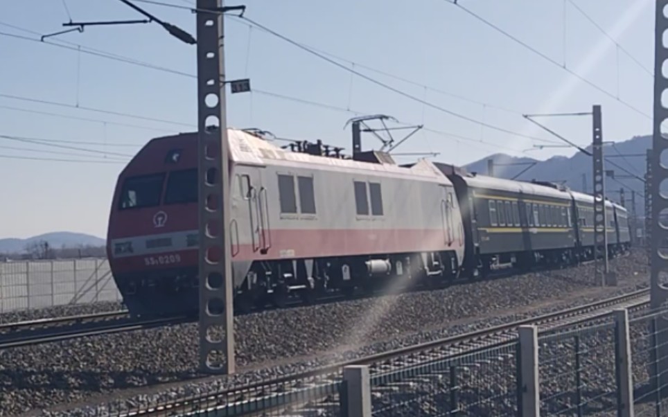 沈局沈段韶山9g-0209牵引k2061次通过瓦房店岗店