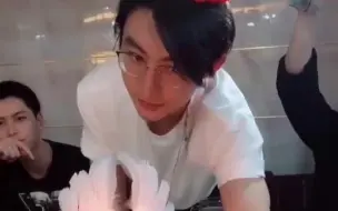 Tải video: 【coser小梦】提前祝小寿星生日快乐~戴帽子好可爱吖~