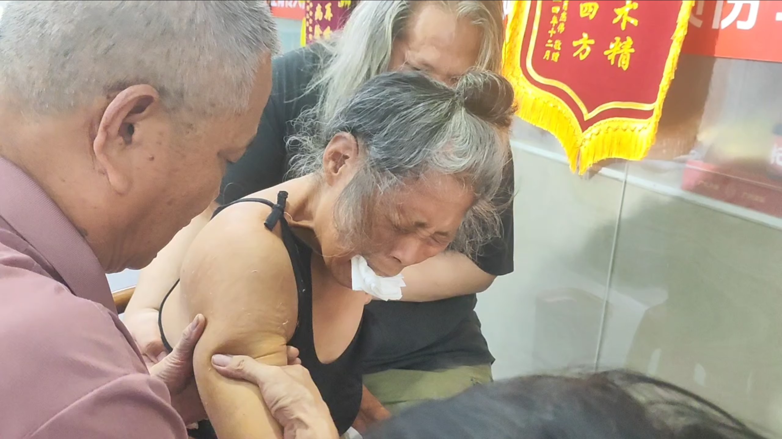 老人骨折到医院说没钱动手术最后连疼痛都不止。老人强忍惨痛了两天。