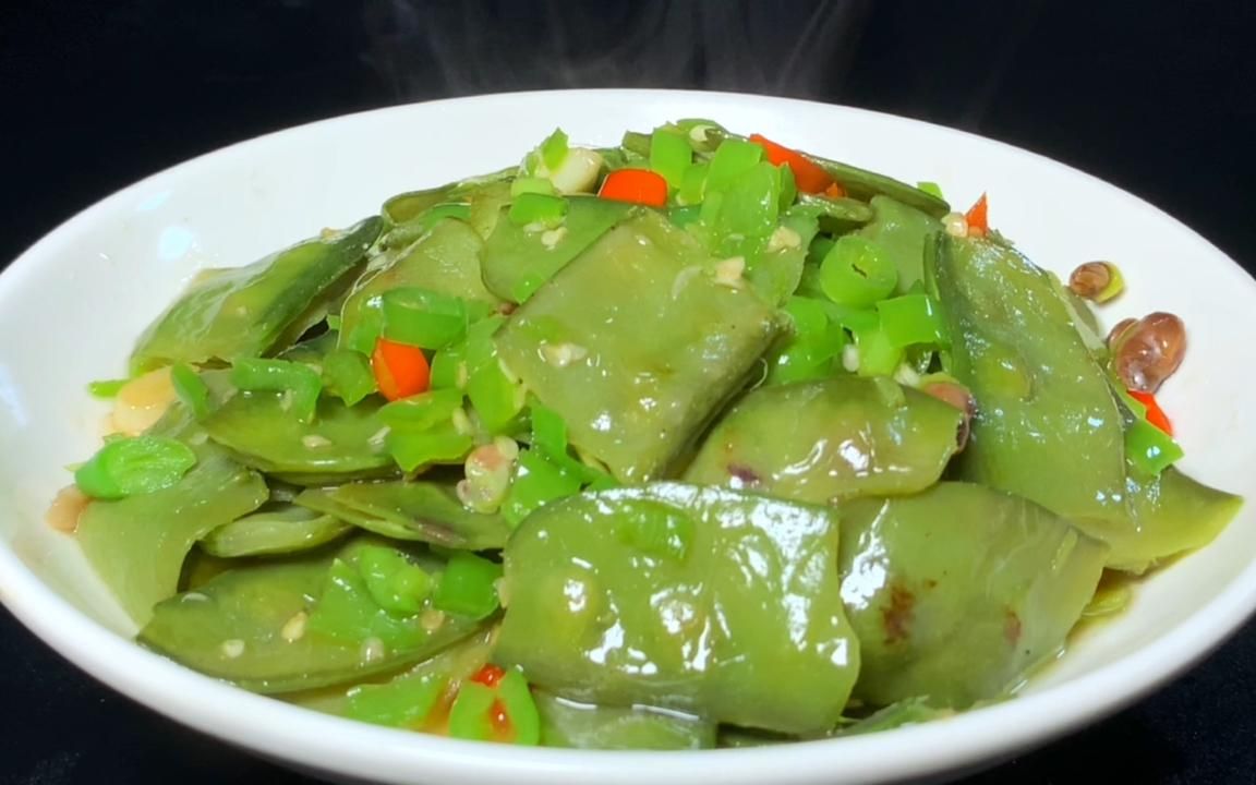 蛾眉豆炒青椒,颜色翠绿,开胃下饭.