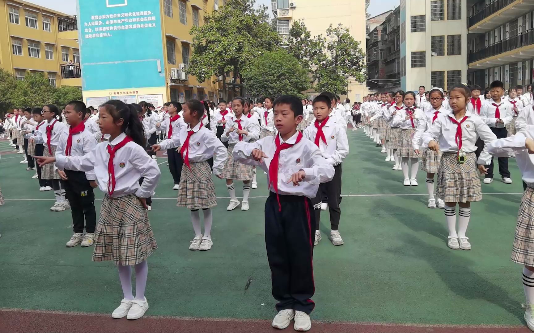 [图]老河口市实验小学团体操，写好中国字，做好中国人