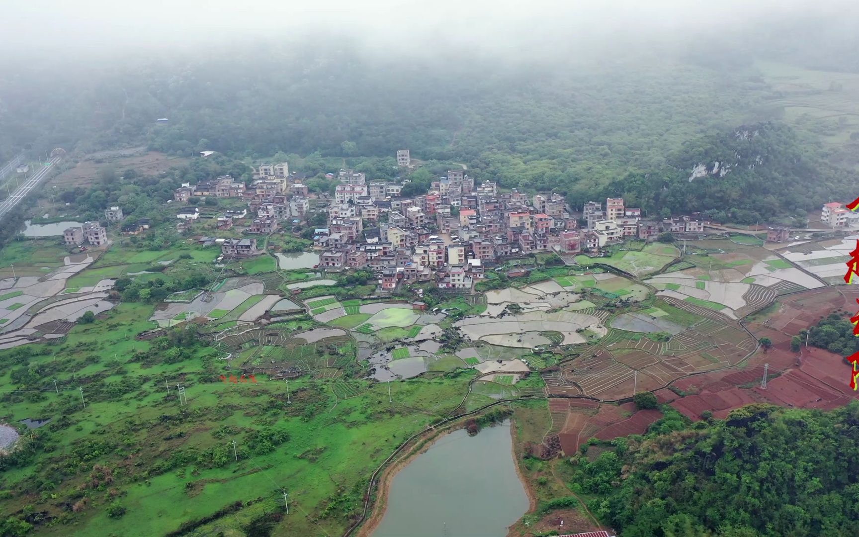 航拍广东罗定山区里的农村,这里云雾飘渺景色独特如仙境