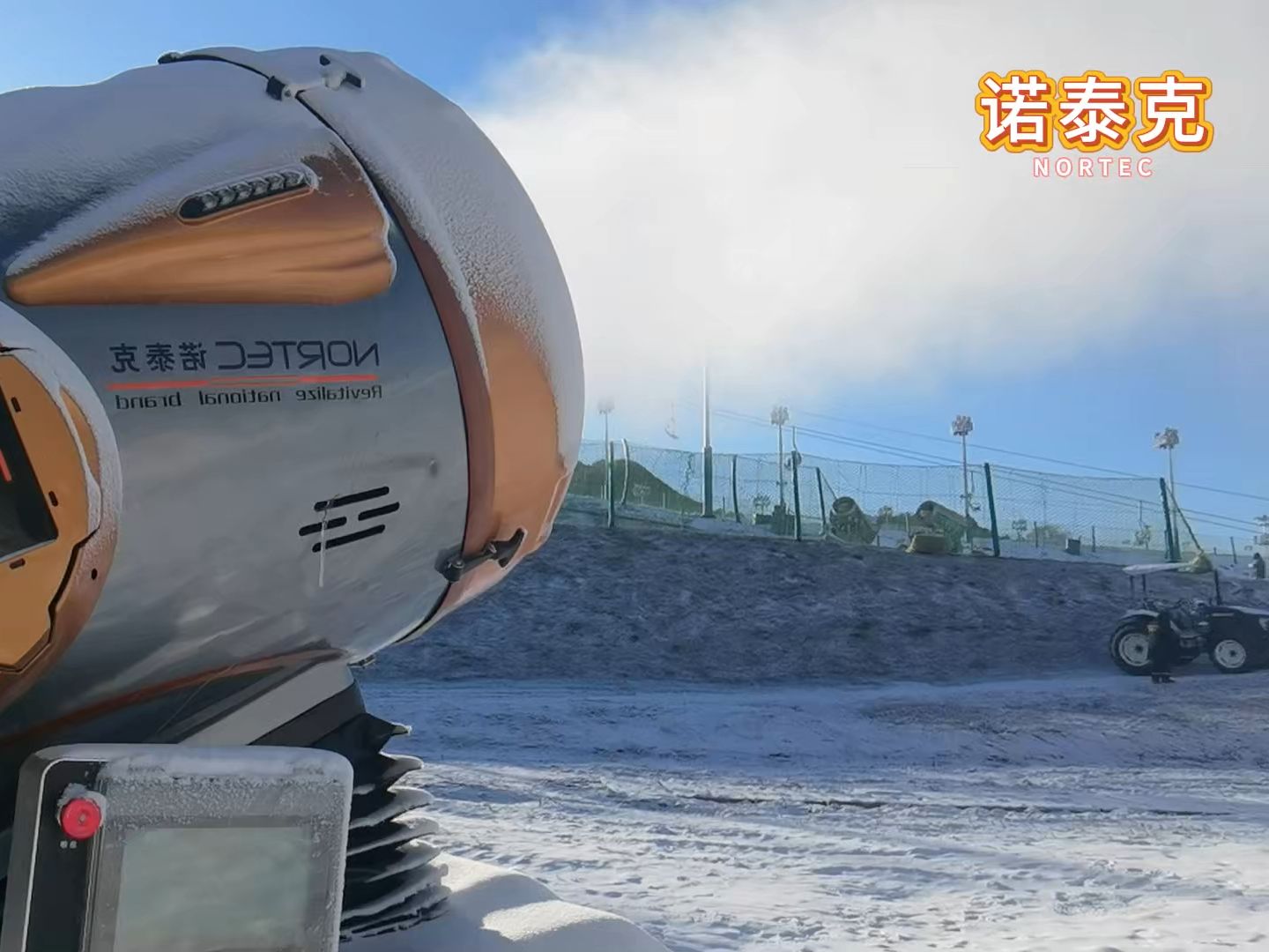 大功率造雪机,出雪量大,能快速堆积雪层,像大型雪场的长雪道也可快速铺满哔哩哔哩bilibili