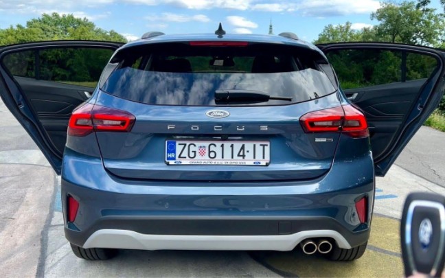 【汽车】福特福克斯2023 facelift-实用性和后备箱空间