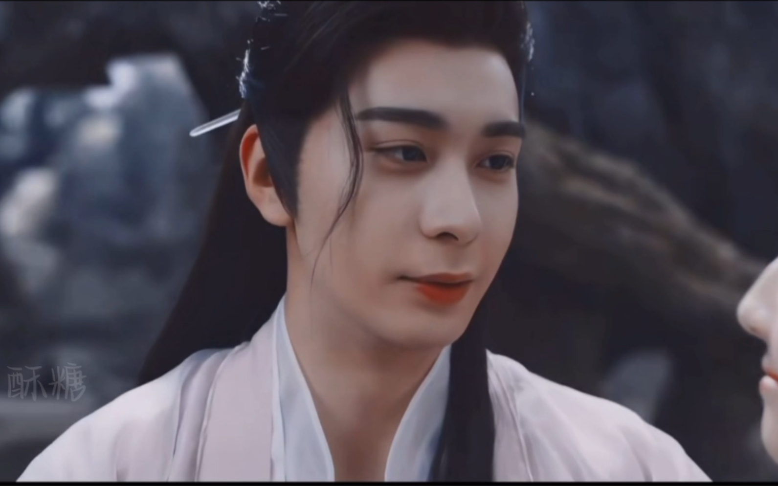 长身玉立,含情脉脉!这星星眼勾人呐!