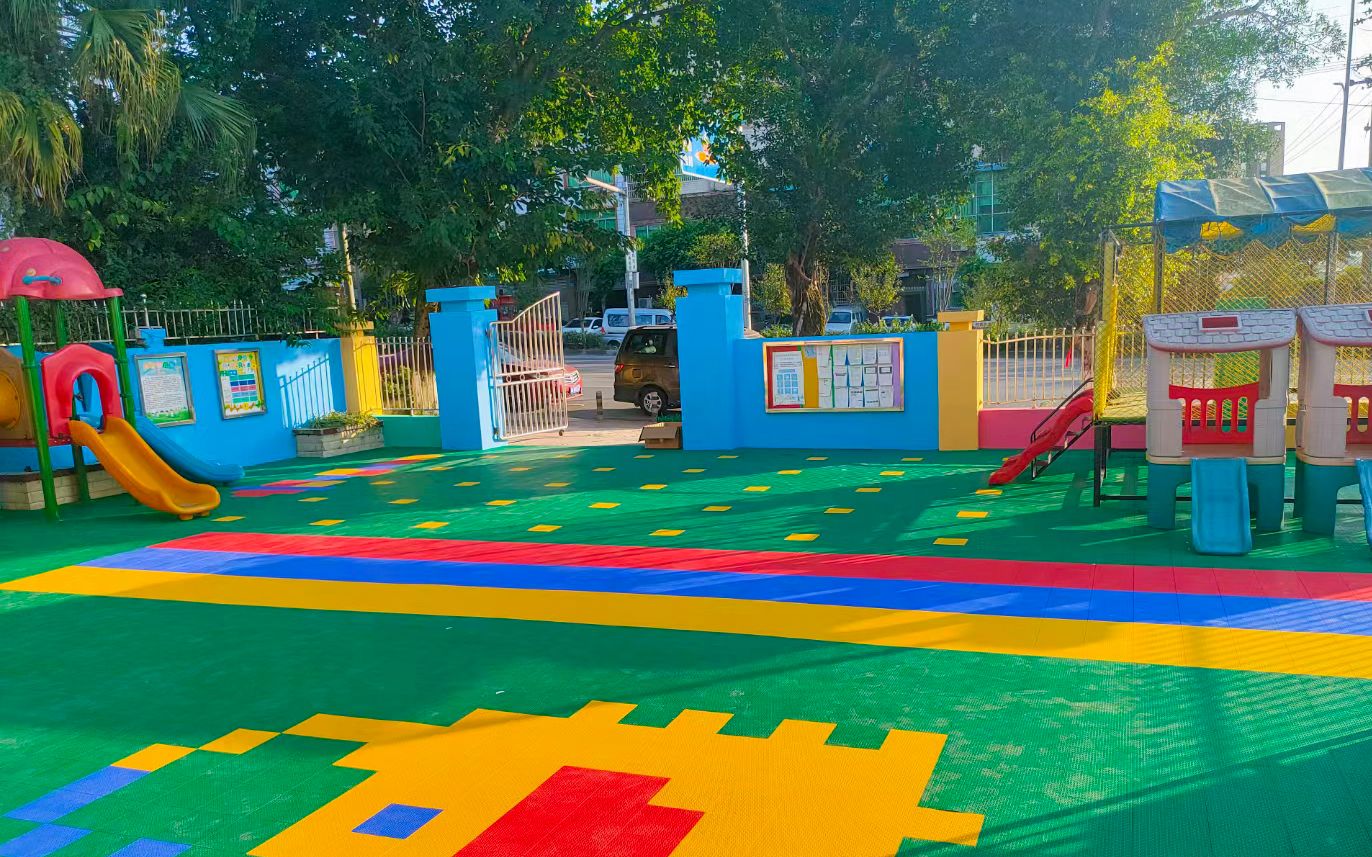 动漫风的重庆童馨幼儿园操场,靓丽多彩的悬浮地板怎么拍都很美!